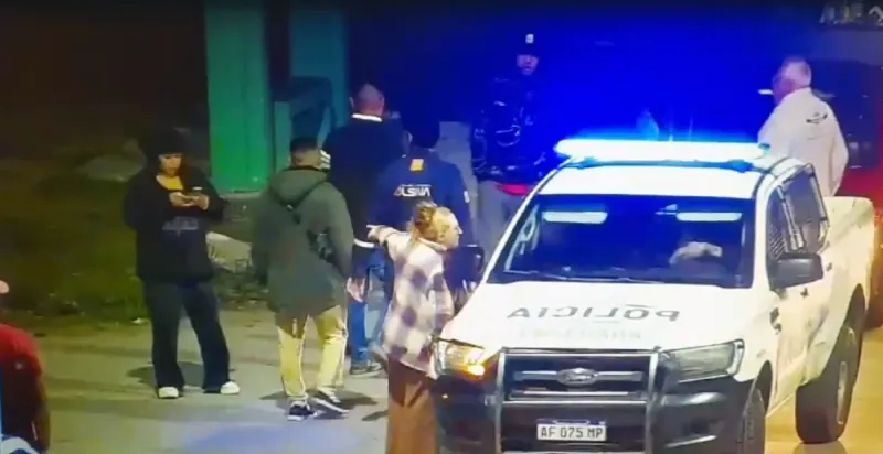 Familiares del Pata Medina a los golpes e insultos frente a un camping de la Uocra