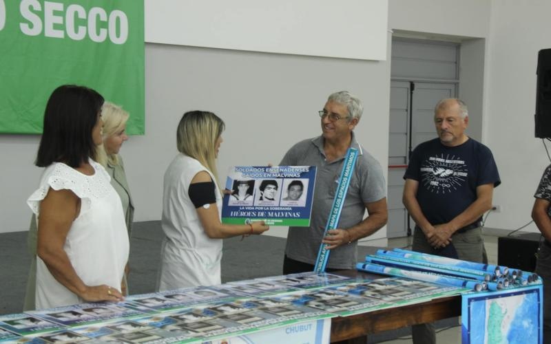 Acto por Malvinas: entregaron placas conmemorativas a instituciones educativas